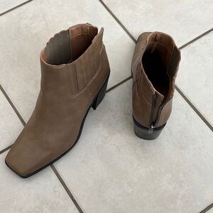 Yellow Box boots, size 9, Tan